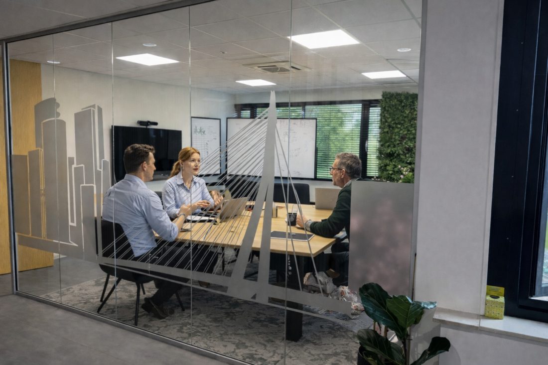 Overleg tijdens een werksessie bij Vintus